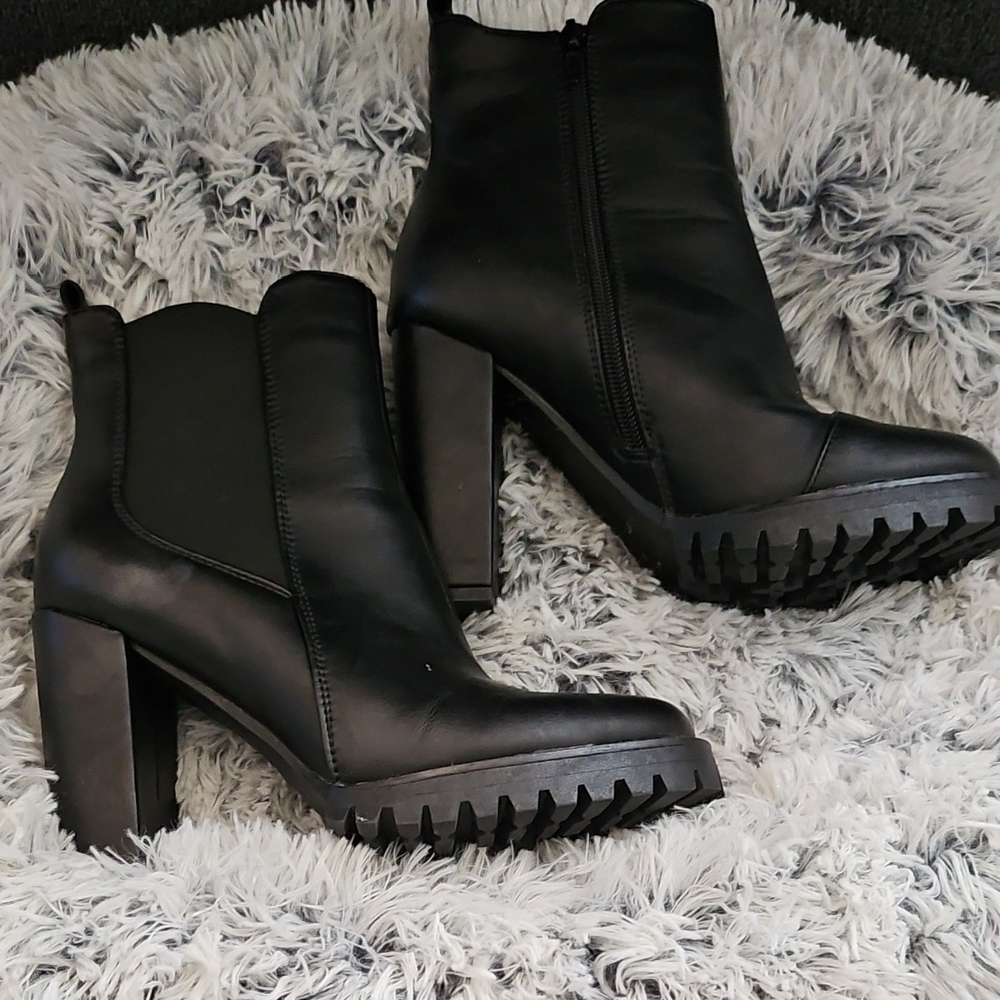 Krush Black Heeled Chelsea Boots with Chunky Sole